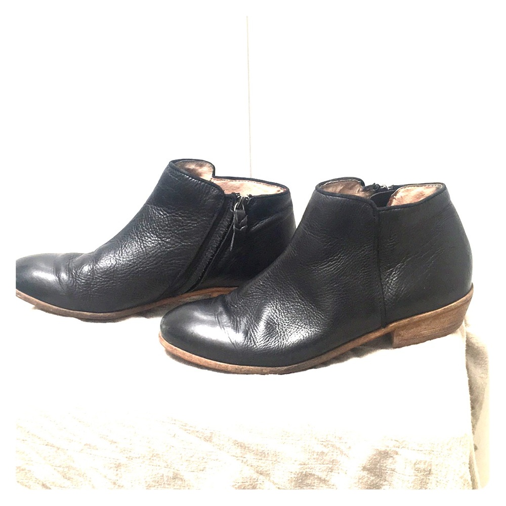 Size 9.5 Softwalk “Rocklin” Ankle Booties